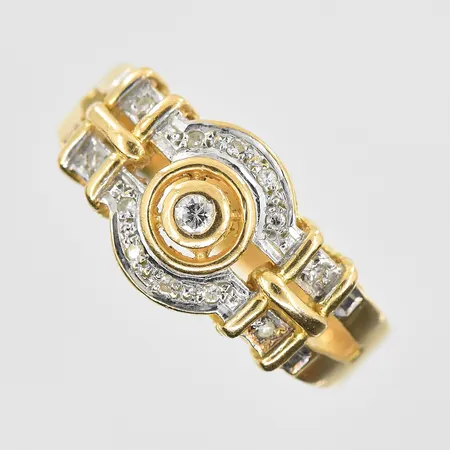 Ring med diamant 0,02ct stl:20¼, bredd 3-11mm, gravyr, gulguld/vitguld, 18K. Vikt: 5,3 g