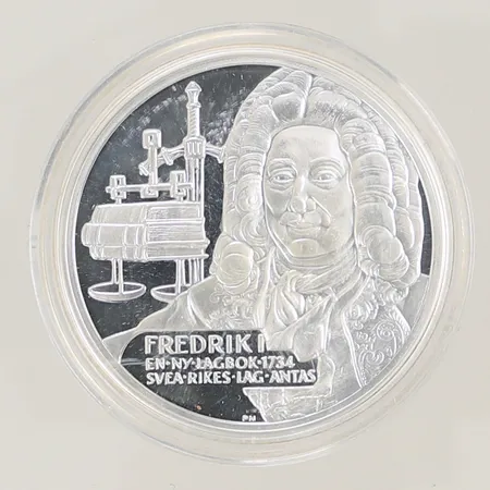Silvermynt "Fredrik I En ny lagbok 1734 Svea rikes lag antas" Kungariket Sverige, Ø 36mm, bredd 3mm, i plastetui, Silver 925/1000, 27,2g Vikt: 27,2 g