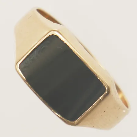 Klackring med onyx stl:20¼, bredd 9,8mm 18K Vikt: 4,3 g