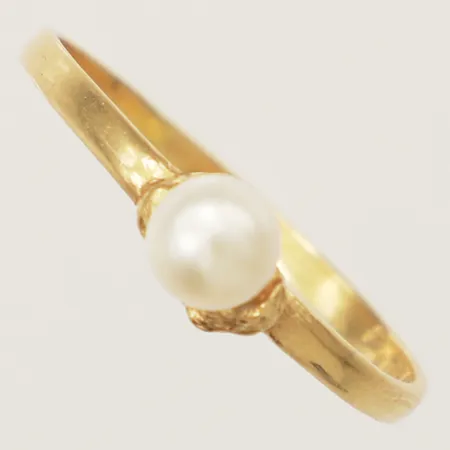 Ring med odlad sötvattenspärla stl:17¾, bredd 1,7-4,7mm Bronsil AB 18K Vikt: 1,5 g