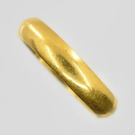 Ring stl:19 bredd 4mm, gravyr, 23K. Vikt: 6,6 g