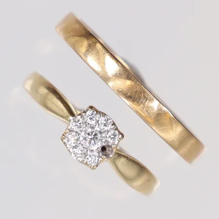 2st Ringar med diamanter 1xca0,09ct 7xca0,01ct (saknar en sten) gravyr18K Vikt: 6 g