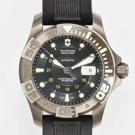 Herrur Victorinox swiss army Ø ca 42mm automat datum stål safirglas refnr: 241355 serienr: 150314469 gummiband certifikat box med  ytterkartong