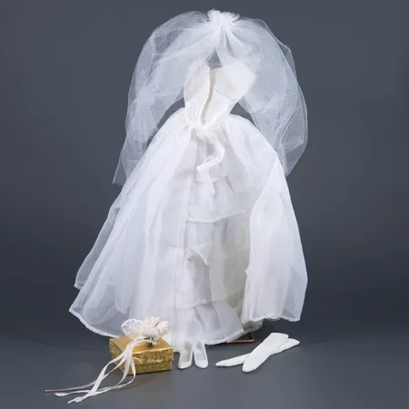 Barbie kläder brudklänning "Bride's Dream" klänning, slöja, handskar, brudbukett och skor Stock no.947. Tiara saknas.