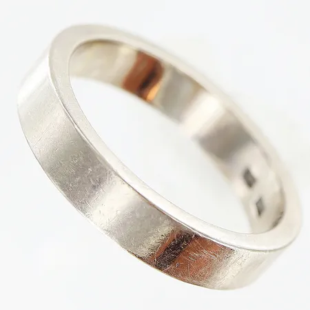 Ring slät stl:17½, bredd: 3,9mm, vitguld, 18K. Vikt: 6,2 g