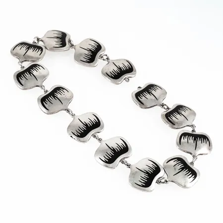 Collier MEKA Denmark med svart emalj längd 35cm bredd 24mm, lås saknas, en bindögla ej silver, skada på emalj på en länk, silver 70,4g.