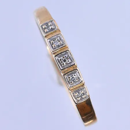 Ring med vita stenar stl:18¾, bredd 2-3 mm 18K. Vikt: 2,2 g