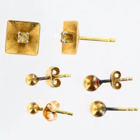 Tre par örhängen ett par med vita stenar, 3 stoppar saknas, 18K Vikt: 1,8 g