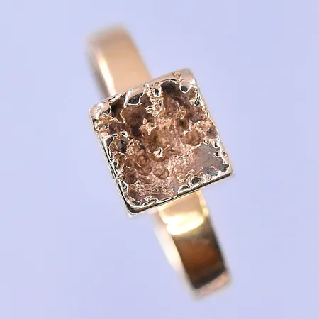 Ring Stig Bert stl:16¾, bredd 3-7 mm 18K. Vikt: 3,7 g