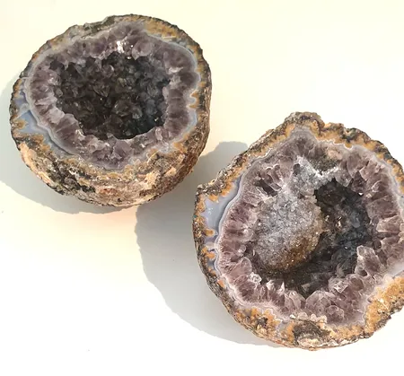 Ametistgeod ca. 11cm i diameter med blå bandagat två delar Vikt: 0 g