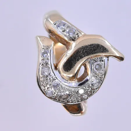Ring med vita stenar stl:18¾, bredd 4-19 mm 14K. Vikt: 6,6 g