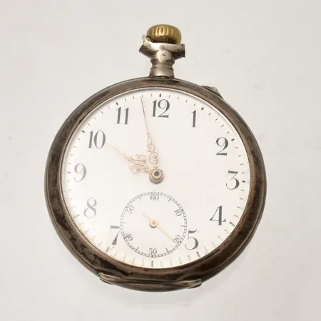 Fickur, manuell, Ø50mm, boettnummer: 642971, liten sekundvisare, ytterboett i silver 800/1000, repigt glas, nött urtavla mellan 5- och 7-timmarsvisaren, saknar bygel, bruttovikt: 74,44g.