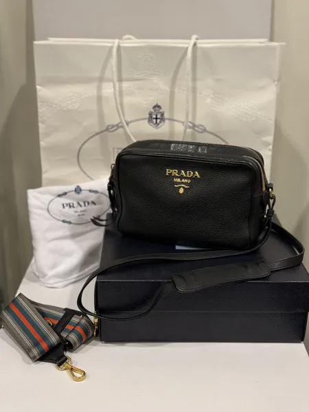 Väska Prada Bandoliera Vitello Daino Nero, mått 22 x 15 x 10 cm, certifikat och kvitto Stockholm 2019, extra axelrem, kommer i dustbag, kartong och påse Vikt: 0 g Skickas med postpaket.