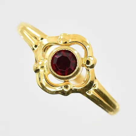 Ring för barn med röd sten stl:13½, bredd 1-7mm, 18K. Vikt: 0,8 g