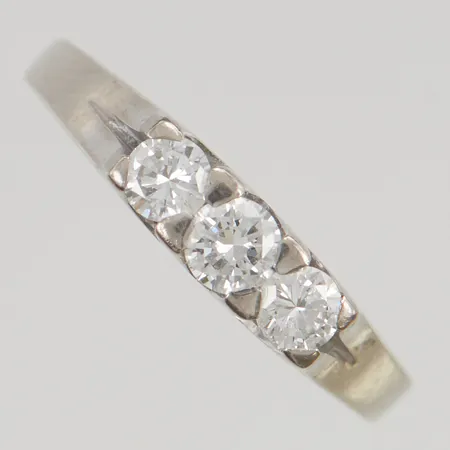 Ring med 3x diamanter totalt 0,50ctv enligt gravyr, stl:18½ bredd 4mm 18K 5,1g.