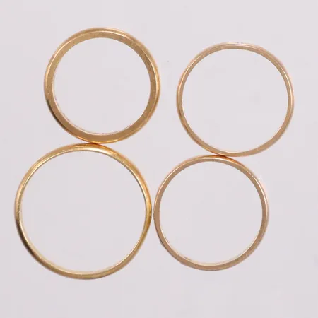 Fyra släta ringar stl 16¼ och 20¾ bredd 3mm, gravyr, 18K Vikt: 11,2 g