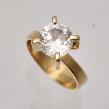 Ring stl:16 bredd 4,6-8,5mm, 1st vit sten, Alton, 1968, 18K, 4,13g.