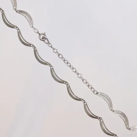 Halscollier, längd 45cm, bredd 5mm, 830/1000 silver Vikt: 10,1 g