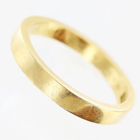 Ring stl:19 bredd: 3mm, slät, gravyr, 18K. Vikt: 4,9 g