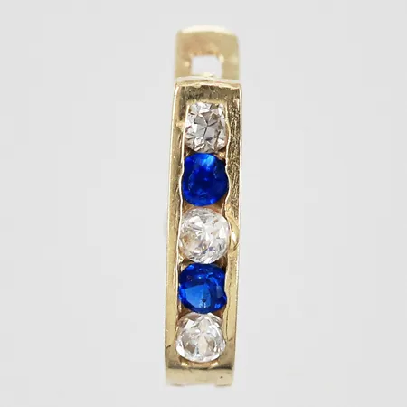 Ett udda örhänge med stenar längd: ca 1cm bredd: ca 2mm 14K  Vikt: 0,5 g