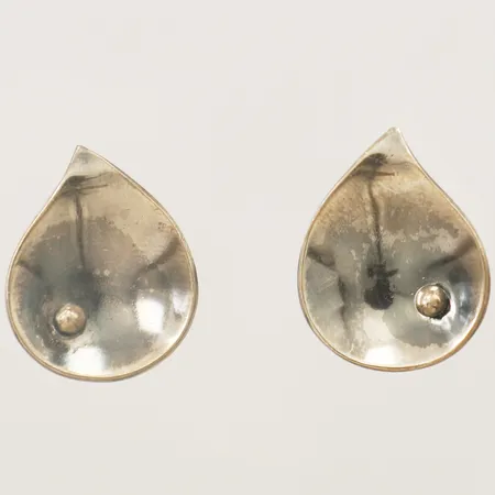 Ett par örhängen med kulförsedda blad längd 18,5mm, bredd 15mm år 1954 signerad Stigbert, Heribert Engelbert AB silver 925/1000 Vikt: 5 g
