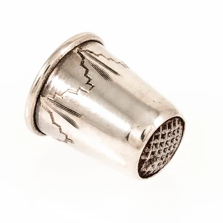 Fingerborg med graverat mönster, stämplad M9 (1962), BRL (Bröderna Lundqvist, AB, Falun), kattfot, silver 2,5g. 