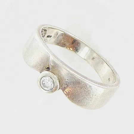 Ring med vit sten stl:17¾ bredd 3-7mm, silver 925/1000 Vikt: 3,3 g