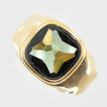 Klackring med grön sten, stl:20½, bredd 4-14 mm, gravyr, 18K. Vikt: 5,5 g