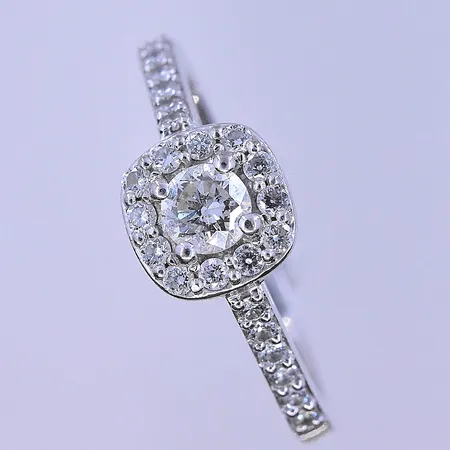Ring med diamanter 1x0,23ct 24x0,01ctv Guldfynd stl:17, bredd 2-8 mm vitguld 18K. Vikt: 3,5 g