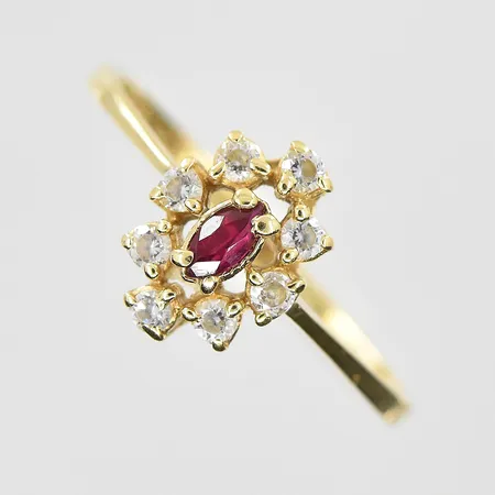 Ring med röd sten samt vita stenar, stl:17½, bredd 2-10mm, 14K. Vikt: 1,5 g