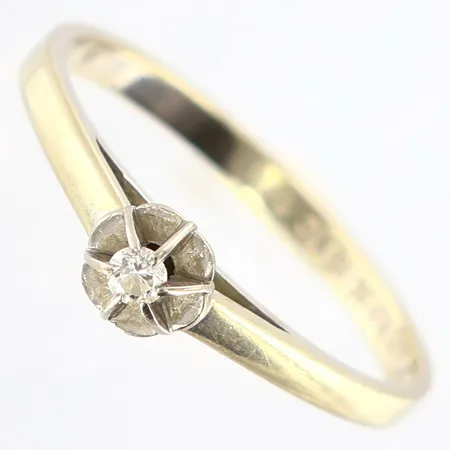Ring med diamant 0,04ct enligt gravyr, stl:16½, bredd: 1,5mm, vitguld, behov av omrodiering, 18K Vikt: 1,7 g