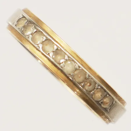 Ring med vita stenar stl:16¾, bredd 3,8mm gravyr tvåfärgad 18K  Vikt: 2,8 g