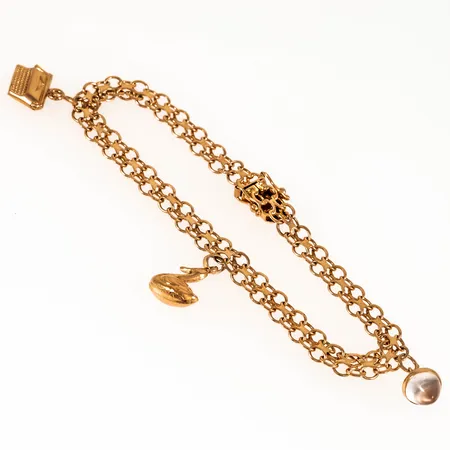 Armband X-länk med tre berlocker längd 19,5cm bredd 5,5mm, buckla på skrivmaskin, 18K 9,0g.