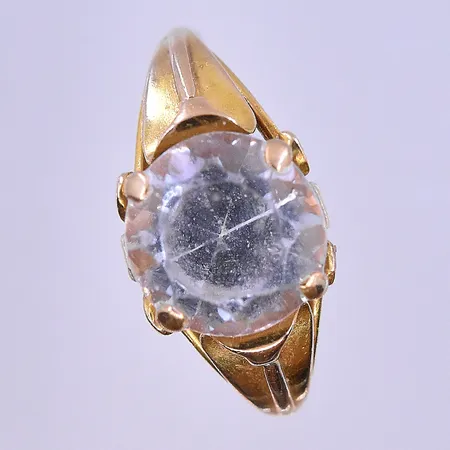 Ring med vit sten stl:17¾, bredd 2-10 mm skev skena 18K. Vikt: 3,9 g