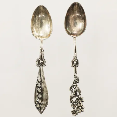 Två mockaskedar modell svenska floran, längd ca 10cm, GEWE år 1965 silver 830/1000 Vikt: 18,5 g