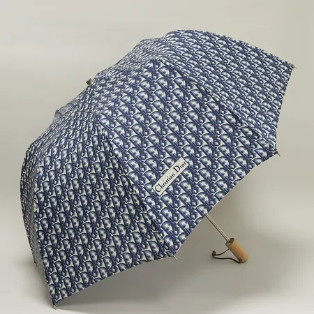 Paraply Christian Dior oblique-mönstrad i blått, längd: ca 40cm, trähandtag, läderrem, fodral medföljer, lösa trådar, slitage på läderrem, bruksslitage