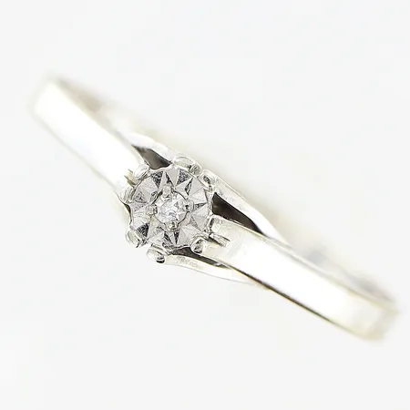 Ring diamant ca 0,01ct stl:17, bredd 1,5-4mm, vitguld, 18K.  Vikt: 1,2 g