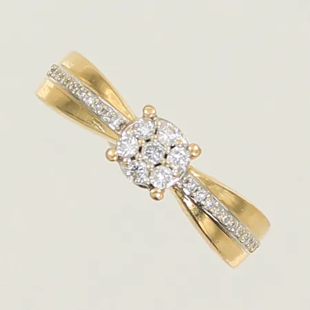Ring med diamanter 22xca0,0025ct, 7xca0,02ct stl 16, bredd 2,5-5mm, GHA, lagad skena 18K Vikt: 2,4 g
