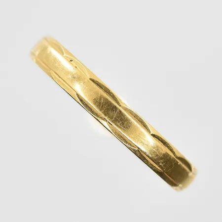 Ring stl:18½ bredd 3mm, gravyr, 18K. Vikt: 2,1 g