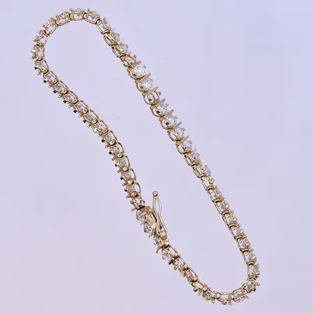 Armband med vita stenar längd 17,5 cm, bredd 4 mm saknar stenar 14K. Vikt: 8,1 g