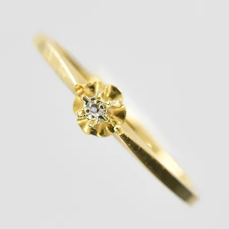 Ring med vit sten stl:17½, bredd 1-4mm, 18K. Vikt: 1,5 g