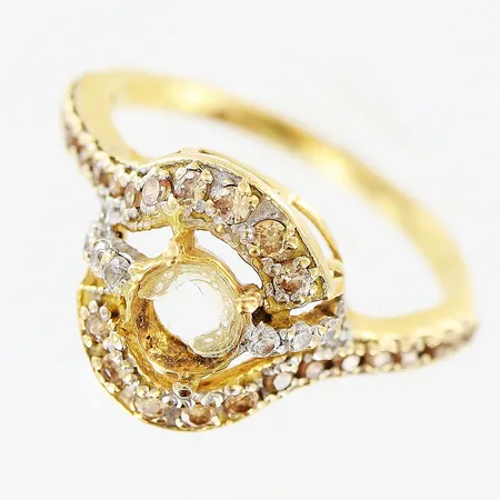 Ring stl:17 stenar, limrester, sten saknas, 18K. Vikt: 3,1 g