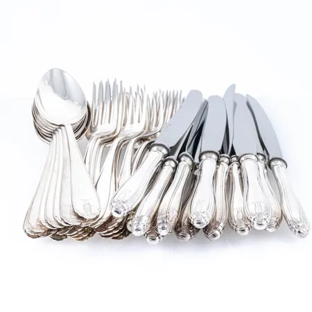 Vasa i silver 12 skedar 180 mm 12 gafflar 180 mm 12 knivar med rostfria blad 205 mm. Bruksskick. Vikt skedar & gafflar 838g. Bruttovikt knivar 710g.  Skickas med postpaket.