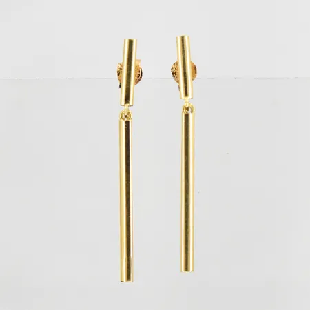 Örhängen längd 37mm, bredd 2mm, 18K. Vikt: 1,2 g