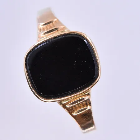 Klackring med Onyx platta stl:23½, bredd 3-14 mm 18K. Vikt: 5,5 g