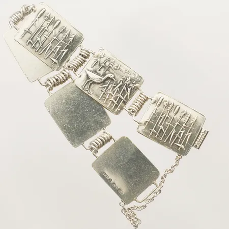 Armband med motiv av vadarfåglar och vass, längd ca 19cm bredd 20,3mm Sörlings Konsthantverk B år 1952 silver Vikt: 41,1 g