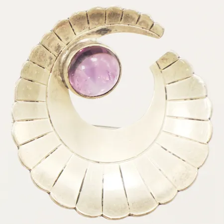 Brosch med ametist bredd 29,5mm Ericsson Stilsmycken Per år 1955 silver 830/1000 Vikt: 6,9 g
