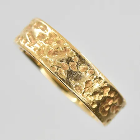 Ring med hamrad dekor stl:19, bredd 6mm, gravyr, 18K. Vikt: 8,4 g