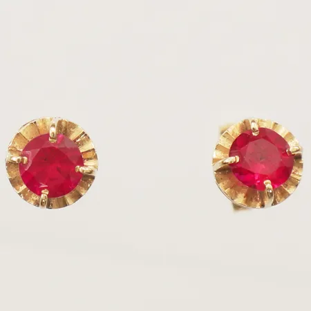 Ett par örhängen med syntetiska rubiner Ø7,3mm skeva stift saknar en snurrebuss 18K  Vikt: 1,8 g
