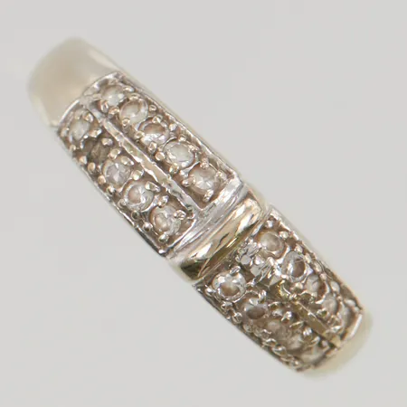 Ring stl:18 bredd 6mm vita stenar, 18K 3,2g.